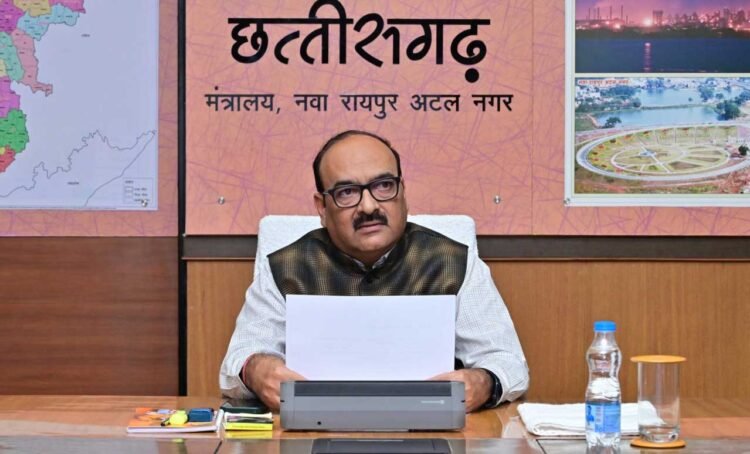 आधार कार्ड सभी को उपलब्ध करायें: मुख्य सचिव विकासशील