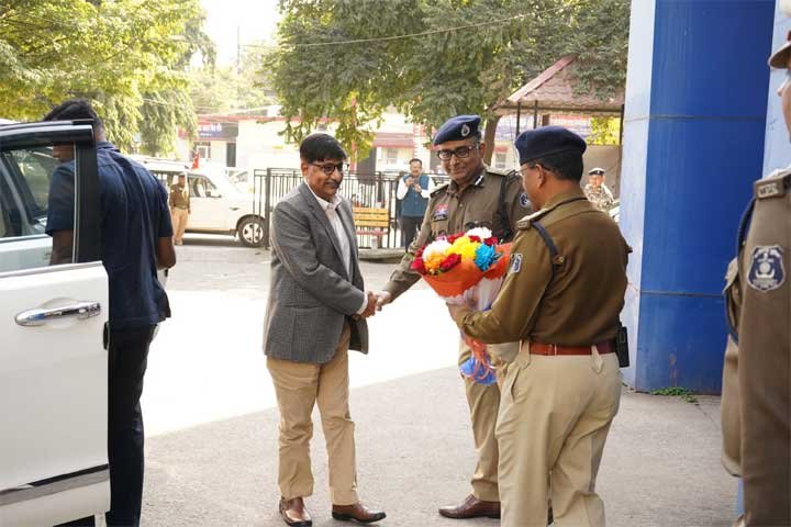 पुलिस महानिदेशक महोदय द्वारा रायपुर के पुलिस अधिकारियों की ली गई बैठक