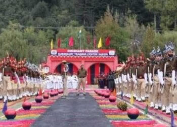 जम्मू-कश्मीर पुलिस ने कश्मीर में बारह जगहों पर आतंकी मामले में छापे मारे