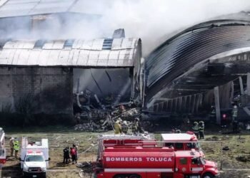 मैक्सिको में बिल्डिंग से टकराया प्राइवेट जेट, 10 लोगों की मौके पर ही मौत