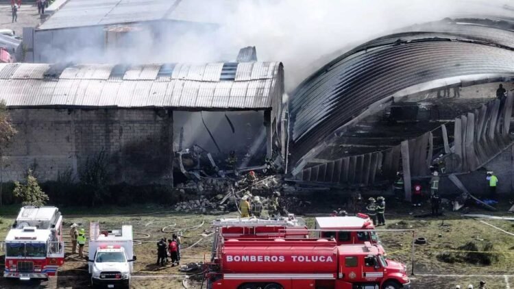 मैक्सिको में बिल्डिंग से टकराया प्राइवेट जेट, 10 लोगों की मौके पर ही मौत