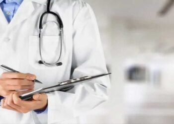 बिना जानकारी प्राइवेट अस्पतालों में सेवा देने वाले सरकारी डॉक्टरों पर गिरेगी गाज, पकड़े जाने पर होगी कार्रवाई