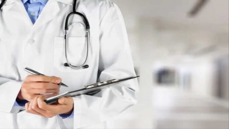 बिना जानकारी प्राइवेट अस्पतालों में सेवा देने वाले सरकारी डॉक्टरों पर गिरेगी गाज, पकड़े जाने पर होगी कार्रवाई