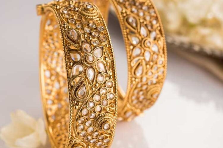 सोना-चांदी महंगा, जानें आज कितने रुपए चढ़ा भाव