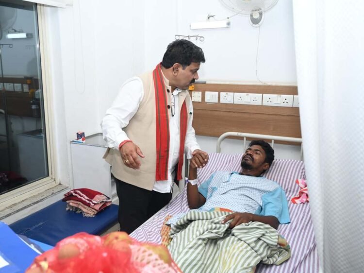 आईईडी ब्लास्ट में घायल जवानों से मिले डिप्टी सीएम शर्मा