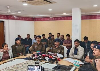 50 लाख 35 हजार नगदी रकम के साथ ऑनलाईन सट्टा संचालित करने वाले गिरोह का पर्दाफाश बैटिंग साईट्स में सट्टा खेलने हेतु आई.डी. उपलब्ध कराने का करते थे काम