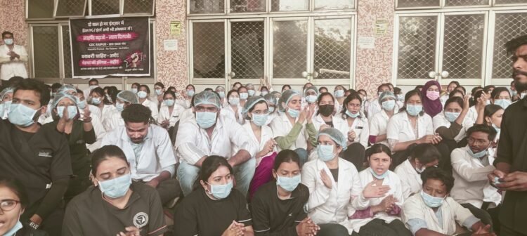 Government Dental College, Raipur के डेंटल PG छात्रों एवं इंटर्न्स का शांतिपूर्ण आंदोलन जारी