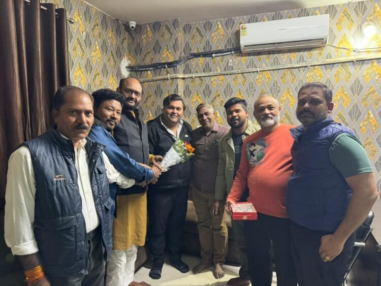 गुरु घासीदास कांग्रेस कमिटी के ब्लॉक अध्यक्ष मिलिंद गौतम ने शंकर नगर वार्ड क्रमांक 30 में ली बैठक