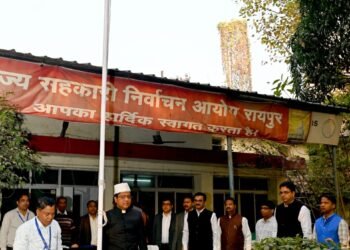 जनसम्पर्क संचालनालय में आयुक्त डॉ. रवि मित्तल ने किया राष्ट्रीय ध्वजारोहण