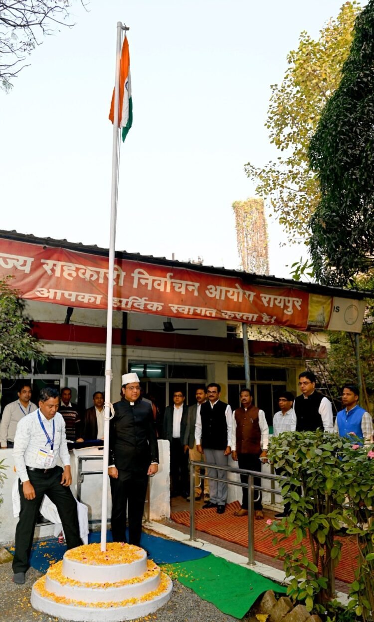 जनसम्पर्क संचालनालय में आयुक्त डॉ. रवि मित्तल ने किया राष्ट्रीय ध्वजारोहण