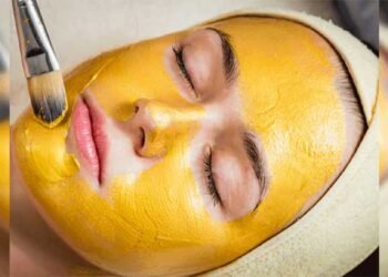 सर्दियों में चेहरे पर रखना चाहते है आप नेचुरल निखार, हल्दी में इन 5 चीजों को मिलाकर लगाएं