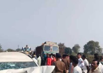 देमार के पास कार–ट्रक की भीषण टक्कर, बुजुर्ग की मौत, चार घायल