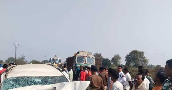 देमार के पास कार–ट्रक की भीषण टक्कर, बुजुर्ग की मौत, चार घायल