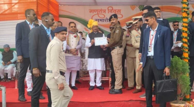 गणतंत्र दिवस पर बहादुरी का सम्मान: आरक्षक आशीष राठौर और बीरेंद्र राजपूत को मुख्यमंत्री विष्णुदेव साय ने दिया प्रशस्ति पत्र
