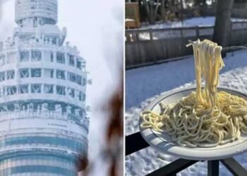 रूस में शीतलहर से बर्फ से जमी हुई बिल्डिंग और नूडल्स