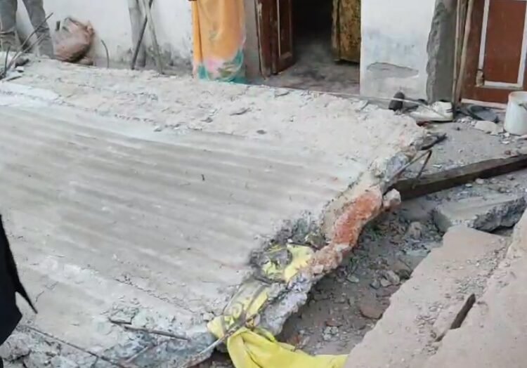 निर्माणाधीन मकान का छज्जा गिरा, आंगन में बैठे मां-बेटे की मौत