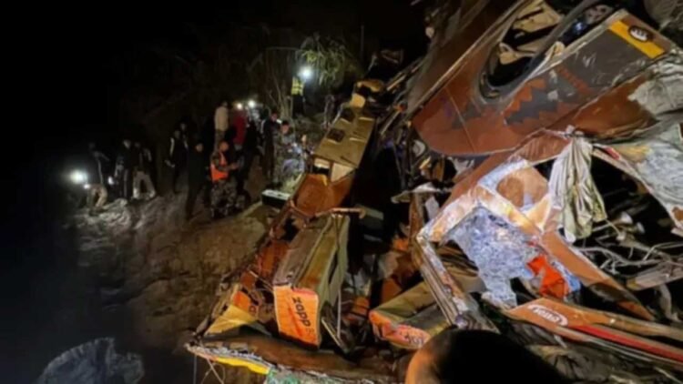 बड़ा सड़क हादसा : 6 महिलाओं समेत 18 की मौत