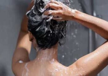 हफ्ते में कितनी बार शैम्पू करना है सही? अगर झड़ रहे हैं बाल, तो तुरंत बदल लें अपनी ये आदत