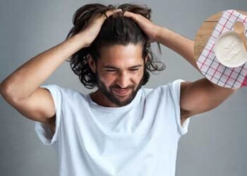 कहीं आप भी तो नहीं कर रहे डैंड्रफ को नजरअंदाज? दही में मिलाकर लगाएं ये 3 चीजें