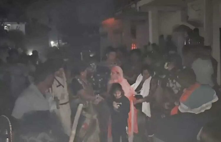 दो समुदायों के बीच शुरू हुआ संघर्ष : आक्रोशित भीड़ ने पुलिस कर्मियों पर किया पथराव