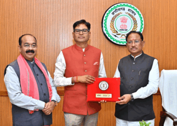 विधानसभा परिसर में वित्त मंत्री ओपी चौधरी ने बजट पेश करने से पूर्व सीएम साय से की मुलाकात