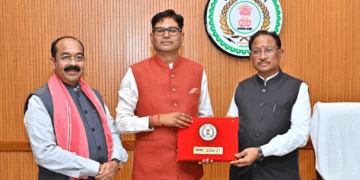 विधानसभा परिसर में वित्त मंत्री ओपी चौधरी ने बजट पेश करने से पूर्व सीएम साय से की मुलाकात