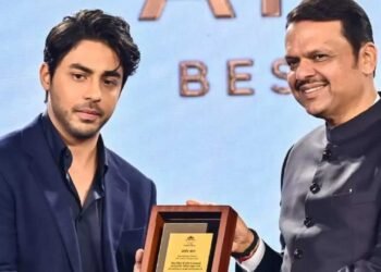 सीएम देवेंद्र फडणवीस के हाथों सम्मानित हुए आर्यन खान, ‘द बैड्स ऑफ बॉलीवुड’ के लिए जीता ये अवॉर्ड