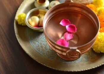 घर में गंगाजल को किस पात्र में रखना चाहिए? जानिए इससे जुड़े नियम