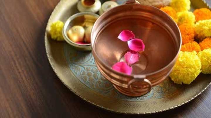 घर में गंगाजल को किस पात्र में रखना चाहिए? जानिए इससे जुड़े नियम