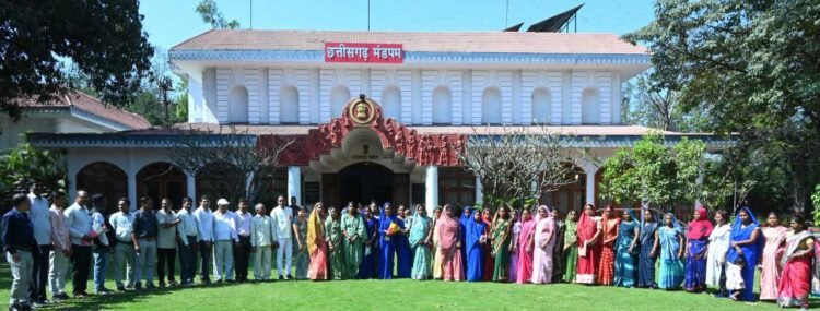 राज्यपाल के गोद ग्राम टेमरी के ग्रामीणों ने किया लोकभवन का भ्रमण