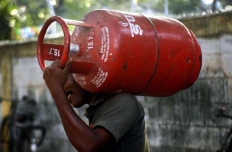 सरकार ने बढ़ाया कमर्शियल LPG कोटा, होटल-रेस्टोरेंट को अब ज्यादा गैस
