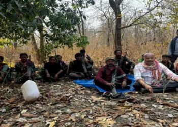 कुख्‍यात नक्‍सली कमांडर पापा राव का सरेंडर, 18 नक्सलियों के साथ कुटरू थाने में किया आत्मसमर्पण