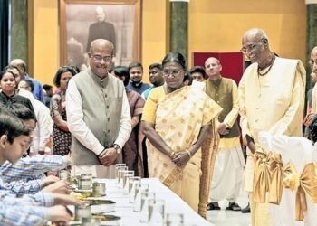 भारत के राष्ट्रपति ने अक्षय पात्र को 5 अरबवां भोजन परोसा।