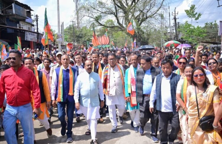 असम के धेमाजी में भाजपा प्रत्याशियों के नामांकन रैली में हजारों की भीड़ के साथ शामिल हुए उप मुख्यमंत्री अरुण साव