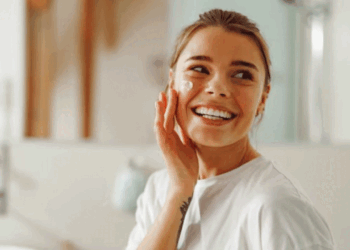 दिन या रात: क्या है स्किन केयर का परफेक्ट टाइम? जो आपके चेहरे को देगा 10 गुना ज्यादा चमक