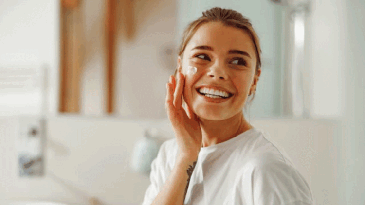 दिन या रात: क्या है स्किन केयर का परफेक्ट टाइम? जो आपके चेहरे को देगा 10 गुना ज्यादा चमक