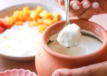 पेट की गैस और कब्ज से हैं परेशान? दही में यह एक चीज मिलाकर शुरू करें खाना; डाइजेशन होगा मजबूत