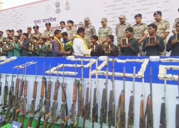 बीजापुर में 93 हथियारों के साथ 25 नक्सलियों ने किया आत्मसमर्पण, 7.2 किलो सोना और करीब 2.90 करोड़ रुपये नगद बरामद