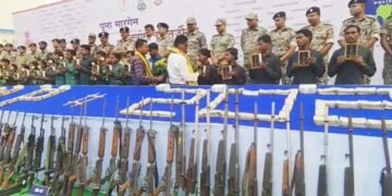 बीजापुर में 93 हथियारों के साथ 25 नक्सलियों ने किया आत्मसमर्पण, 7.2 किलो सोना और करीब 2.90 करोड़ रुपये नगद बरामद