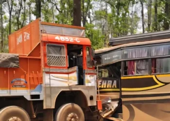 बस-ट्रक के आमने-सामने की भिड़ंत में 17 यात्री घायल, तीन की हालत गंभीर