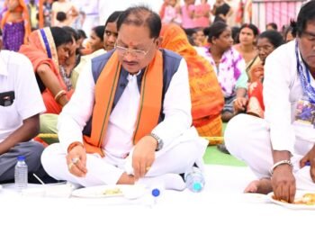 संविधान के मूल्यों को जन-जन तक पहुंचाने का संकल्प: समरसता भोज में शामिल हुए मुख्यमंत्री साय