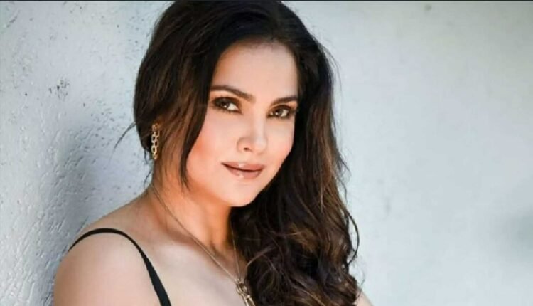 समुद्र की लहरों में फंसीं लारा दत्ता, अक्षय कुमार ने ऐसे बचाई जान, जानें दिलचस्प किस्सा