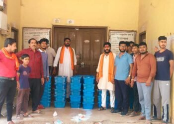 नगर निगम की कार्रवाई के खिलाफ देवभोग मिल्क पार्लर संघ का उग्र प्रदर्शन; निगम कार्यालय में दूध बहाकर जताया विरोध