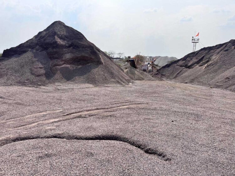 रायपुर कलेक्ट्रेट खनिज विभाग की गिट्टी खदानो पर बड़ी कार्रवाई क्रेशर सील