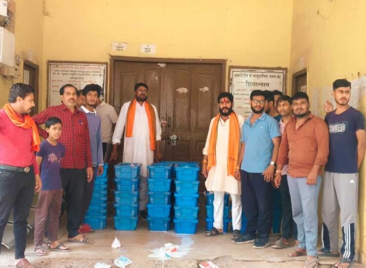 नगर निगम की कार्रवाई के खिलाफ देवभोग मिल्क पार्लर संघ का उग्र प्रदर्शन; निगम कार्यालय में दूध बहाकर जताया विरोध