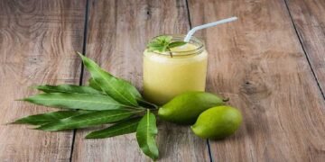 लू से बचने का देसी तरीका! तपती गर्मी में अमृत है कच्चे आम का झोलिया, बस 5 मिनट में तैयार करें रेसिपी