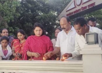 नक्सलमुक्त छत्तीसगढ़ – छत्तीसगढ़ महतारी की प्रतिमा के समक्ष दीप प्रज्वलित कर गांड़ा महिला महामंच ने किया शहीदों को नमन,