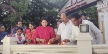 नक्सलमुक्त छत्तीसगढ़ – छत्तीसगढ़ महतारी की प्रतिमा के समक्ष दीप प्रज्वलित कर गांड़ा महिला महामंच ने किया शहीदों को नमन,