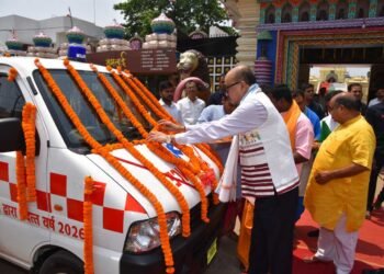 राज्यपाल श्री डेका ने श्री जगन्नाथ मंदिर ट्रस्ट को सौंपी एम्बुलेंस की चाबी