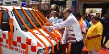 राज्यपाल  डेका ने श्री जगन्नाथ मंदिर ट्रस्ट को सौंपी एम्बुलेंस की चाबी